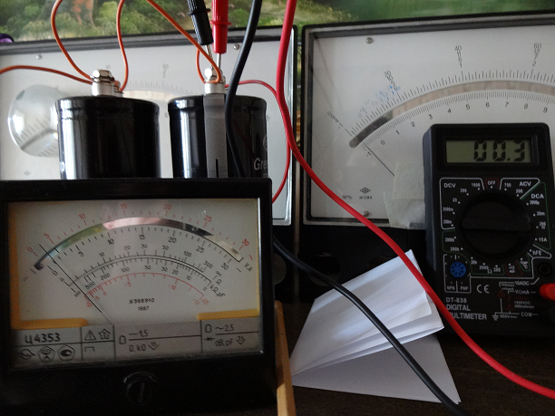 Фото Измерения тока в мкА у 2 суперконденсаторов на 1700 фарад на головке 75 Ом за 15 дней.png