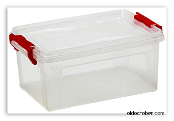 Пластиковый контейнер для хранения всякой всячины.