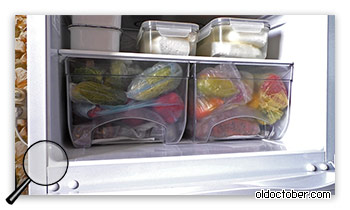 Отсеки для овощей и фруктов обычного холодильника.