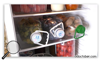 Три контейнера между полками холодильника.