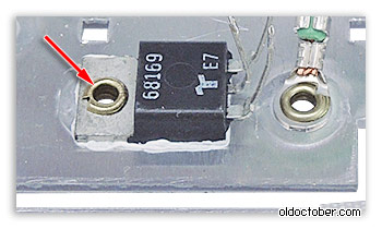 Симистор закреплён на радиаторе с помощью пустотелой заклёпки.