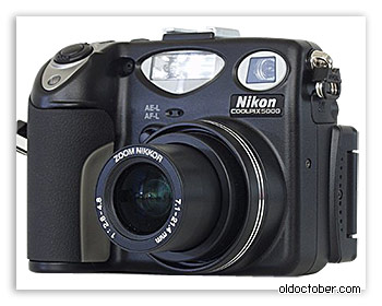 Цифровая фотокамера Nikon CoolPix 5000 вид спереди.
