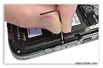 Вид на Blackberry 9000 со стороны крепёжных винтов.